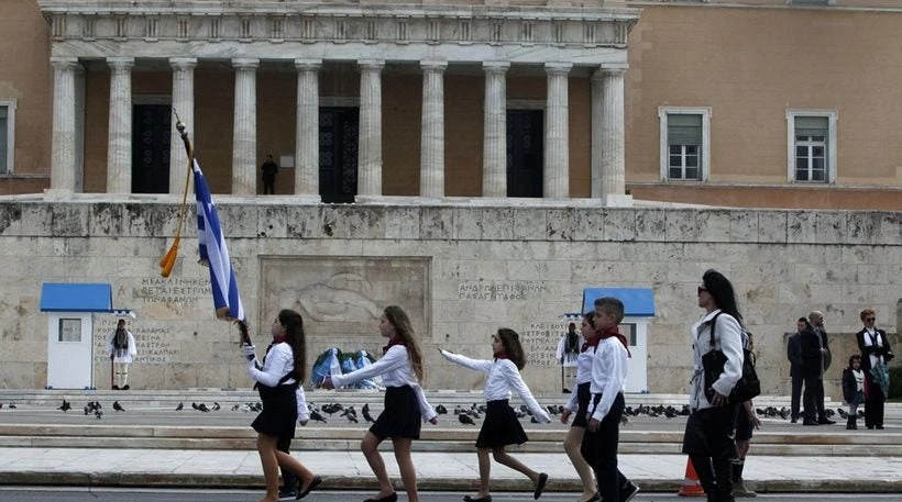 Σε εξέλιξη η μαθητική παρέλαση στο κέντρο της Αθήνας (εικόνες)
